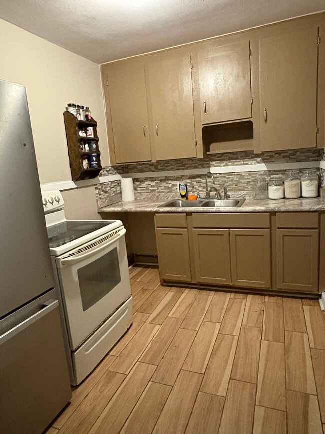 Building Photo - 511 Avondale Ct