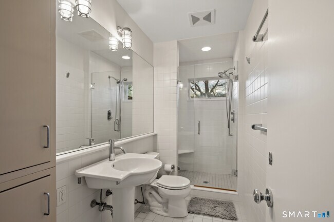 Building Photo - 6 Old Orchard Dr
