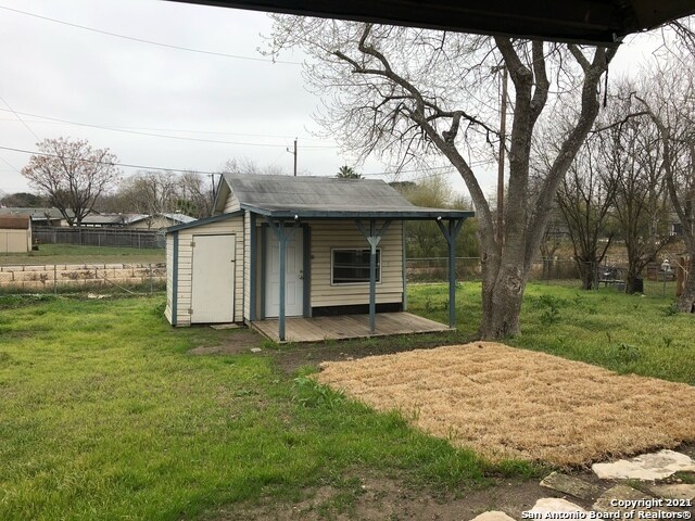 Back yard with shed - 8614 Ludtke Ave