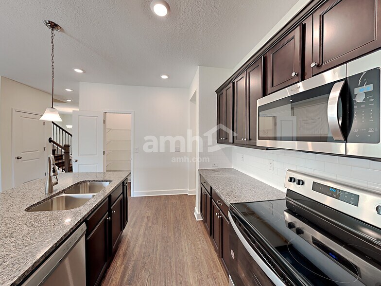 Building Photo - 5909 Hampton Creek Rd