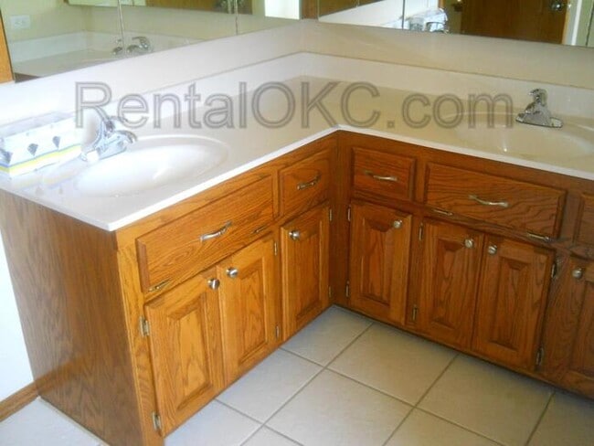 Building Photo - 3 Bed 2 Bath + Office in Moore School dist...