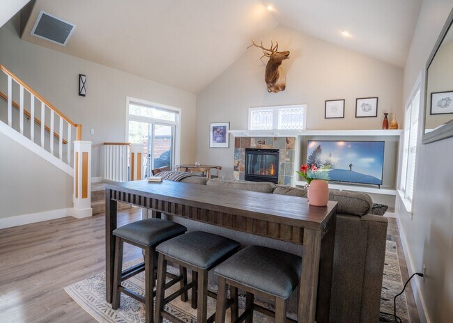 Building Photo - Amazing Updated Braeburn Townhome close to all Bend has to offer!