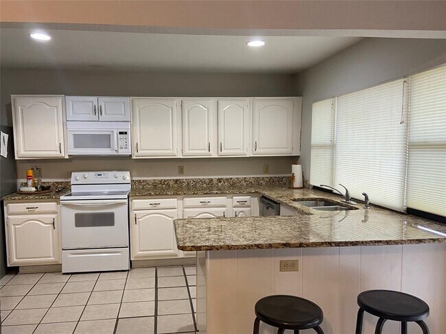 Building Photo - 2706 Lindbergh Dr