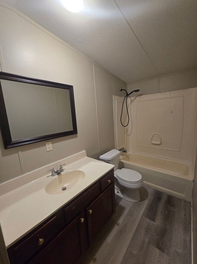 Building Photo - 3 bedroom, 2 bath Mobile Home in Yorktowne