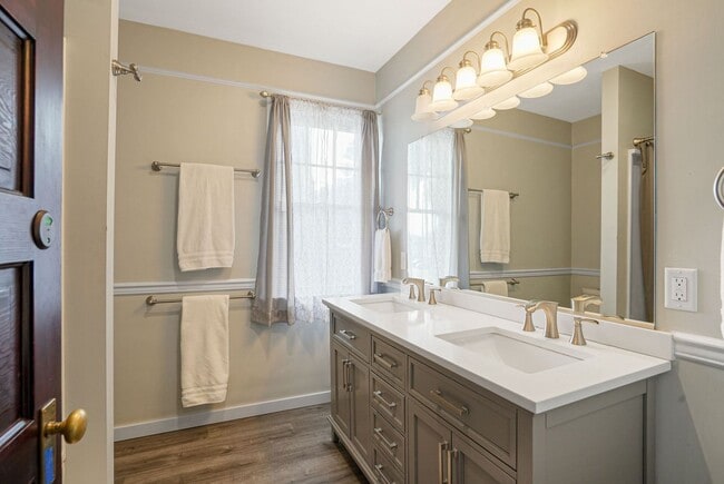 Building Photo - Fully furnished 5-bed, 3.5 bath home in hi...