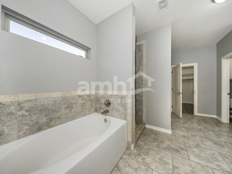 Building Photo - 416 E Charlotte Terrace