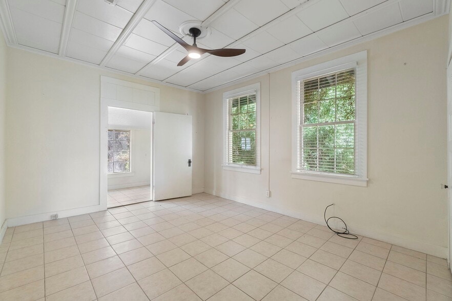 Building Photo - 320 Hallock St