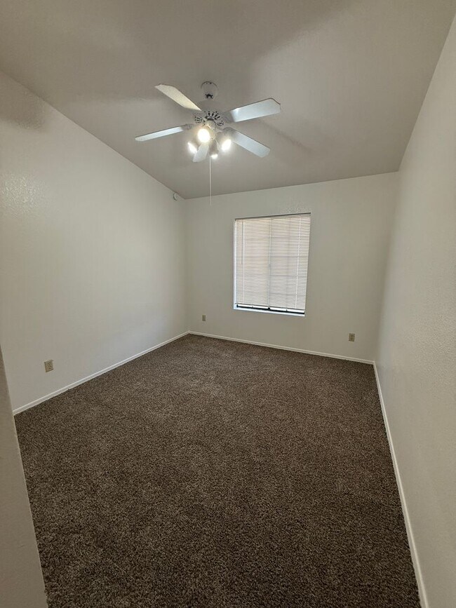 Building Photo - 3 Bed 2 Bath home in the highly desirable Northwest Tucson area. New paint and Carpet!