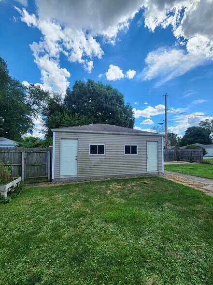 Garage - 303 W Michigan Ave