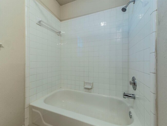 Building Photo - 2316 Logan Dr