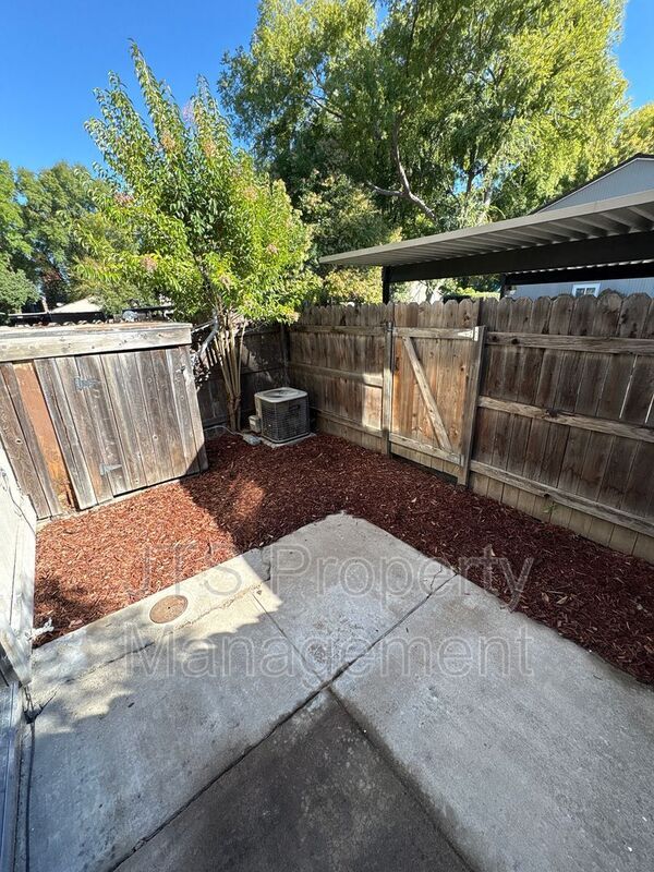 Building Photo - 45 Derow Ct