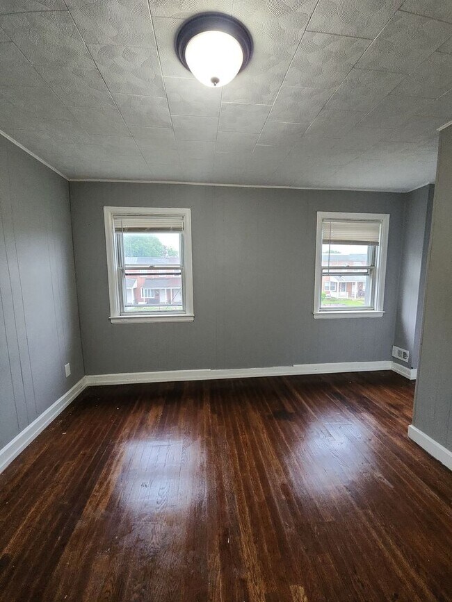 Building Photo - 308 Gusryan St