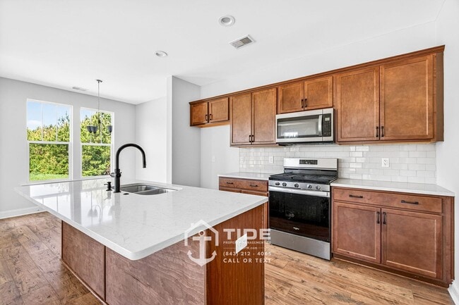Building Photo - Modern Comfort & Easy Living in Goose Creek