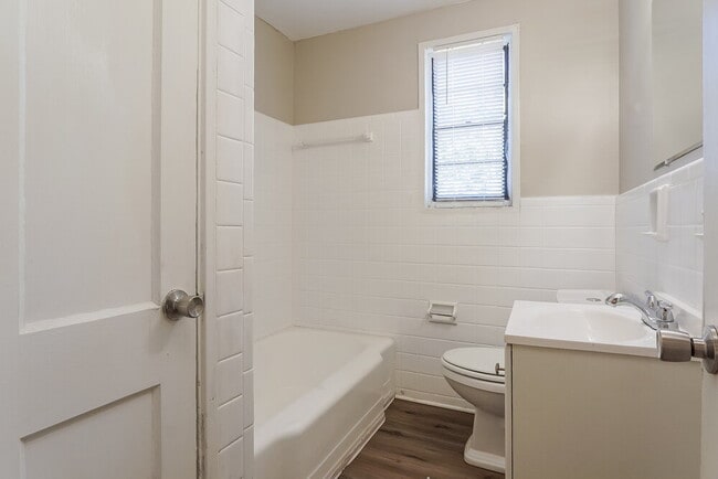 Building Photo - 700 Robison Dr