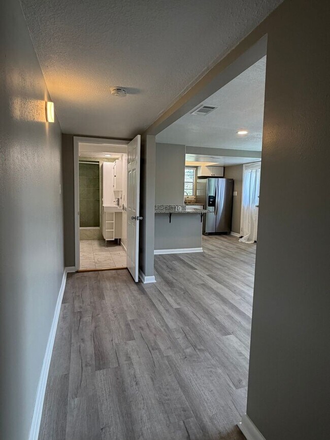Building Photo - Apartment in Historical Tarpon Springs