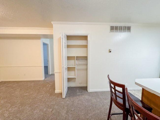 Building Photo - 1611 N Grandview Ln