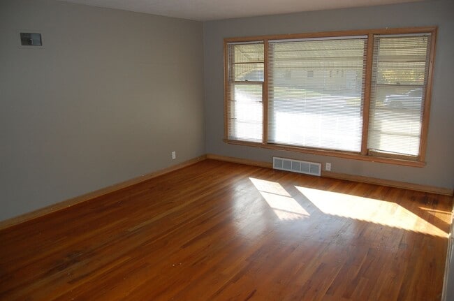 Building Photo - Solid stone ranch in south-central Lincoln!