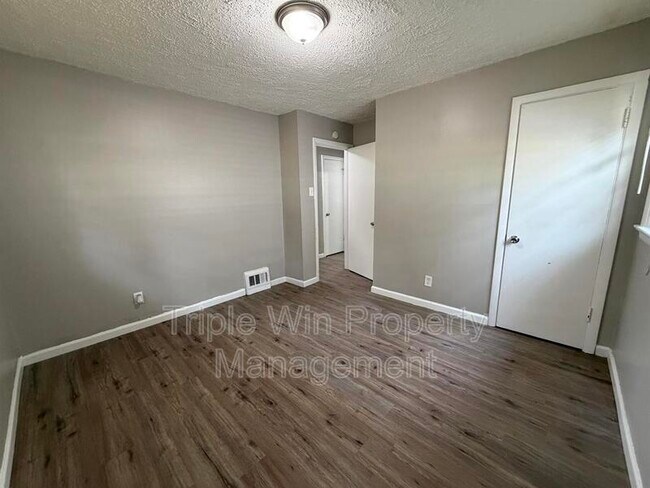 Building Photo - 1113 Highmont Dr