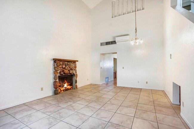 Building Photo - Pending/ Rented - Light-Filled 2-Bed Tucso...