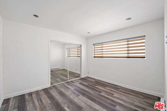 Building Photo - 733 Hayworth Ave