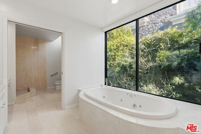 Building Photo - 510 Toyopa Dr