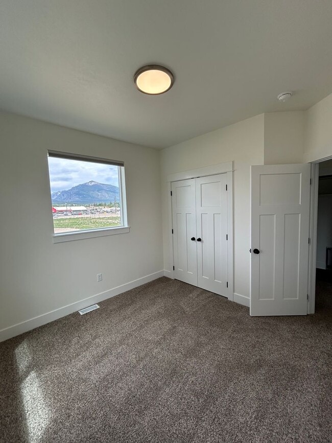 Building Photo - New Townhome
