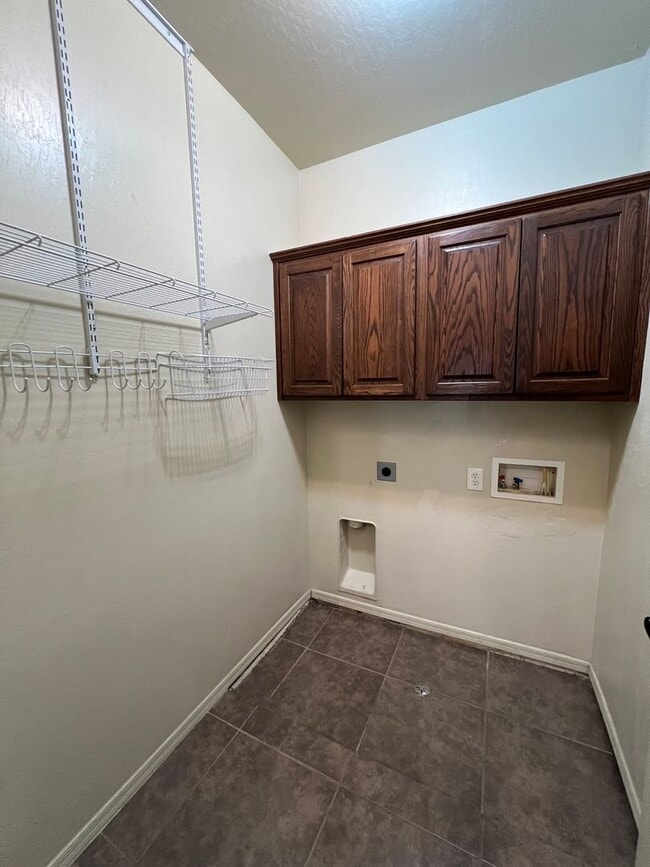 Building Photo - NICE 3 BEDROOM HOME!