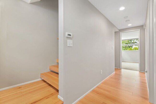 Building Photo - Gorgeous VIEW Townhome w/ 2 Master Suites in Coveted Eastlake