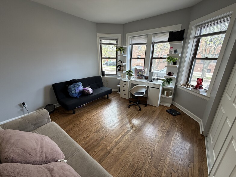 Building Photo - 3219 W Balmoral Ave