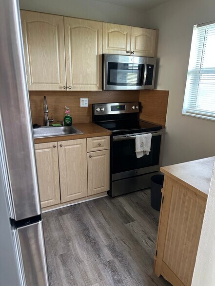 Building Photo - 220 SW 9th Ave