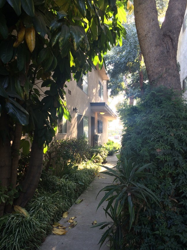  - 1820 S Bundy Dr