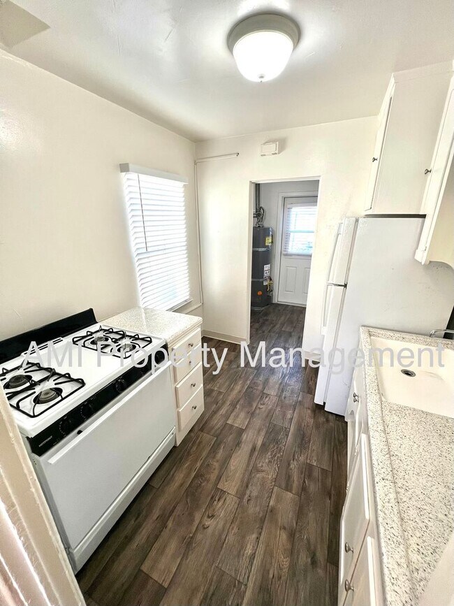 Building Photo - $1000 OFF 1st Month's Rent!!