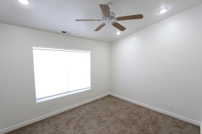 Building Photo - 1497 E Ivy Ln