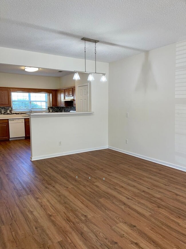 Building Photo - Updated 3 Bed/2.5 Bath Town Home Located I...