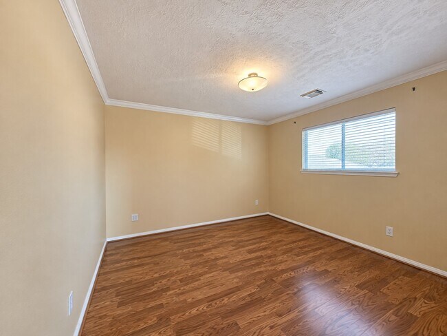 Building Photo - 2610 Parkbriar Ln