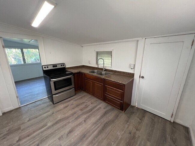 Building Photo - Charming 3-Bedroom Plantation Cottage in K...