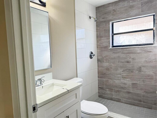 Building Photo - 1545 Wyman Cir