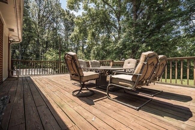Building Photo - WOW! 4 BR 2.5 BA house w/ 1 acre of land a...