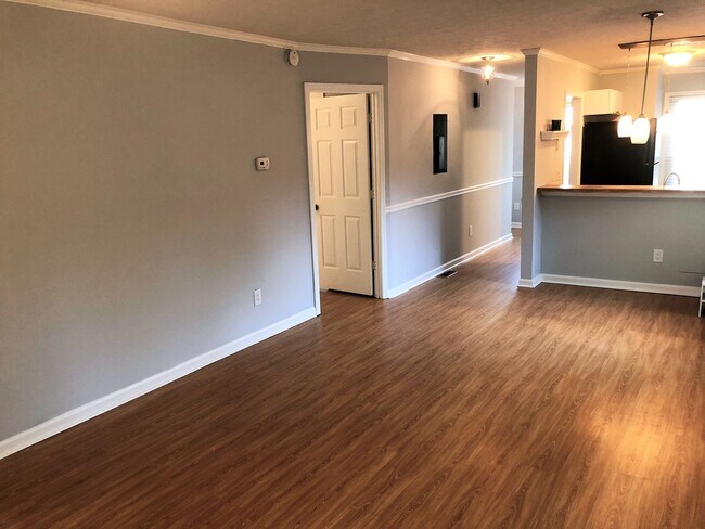 Building Photo - Welcome to the 2 Bed 2 Bath Bottom Floor C...