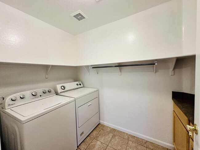 Building Photo - 672 W Raven Dr