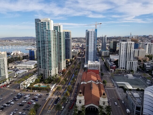 Building Photo - Electra! Spectacular Water and City views ...