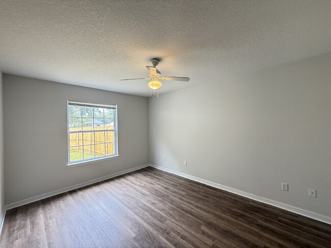 Building Photo - 324 Lena St