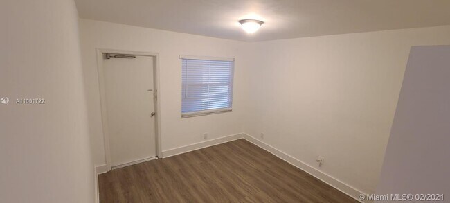 Building Photo - 3856 S Circle Dr