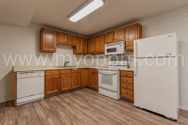 Building Photo - Gorgeous 3 Bedroom / 1 Bathroom Duplex | Gretna