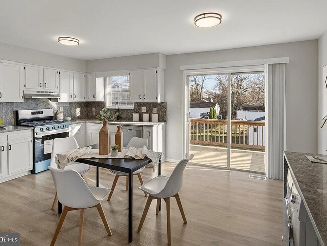 Building Photo - 5005 Apache St