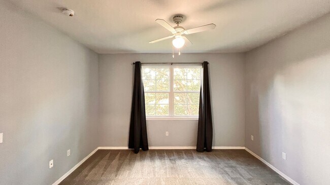 Building Photo - Two Bedroom in Metrowest AVAILABLE NOW!