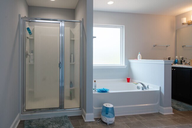Building Photo - Spacious 4 Bed, 4 Bath