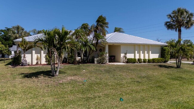 Building Photo - "Spacious 3-Bed Sanctuary with 3.5 Baths in Charming Port Charlotte!"