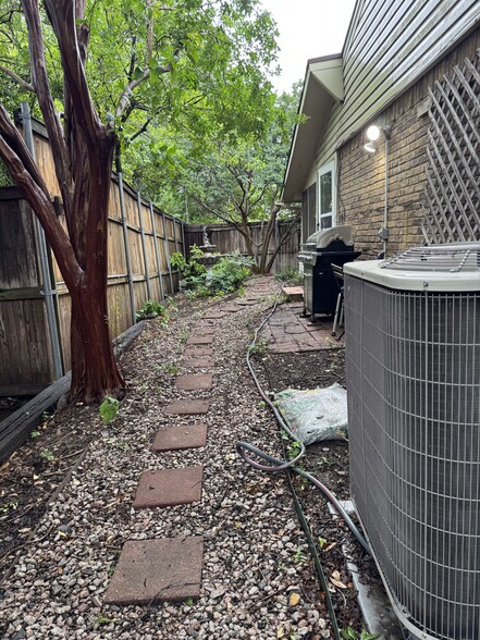 Yard - 2812 Prescott Dr