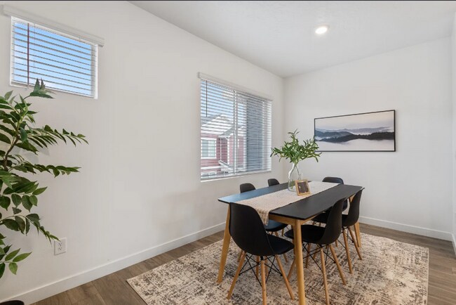 Building Photo - 3 Bed/3 Bath Townhouse in Saratoga Springs